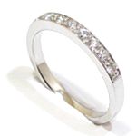 Anillo alianza oro blanco 18k con diamantes Un clásico anillo alianza oro blanco 18k con diamantes talla brillante montados en línea de pavé. Perfecto para una petición de mano o aniversario.