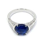 Anillo oro blanco zafiro diamantes
