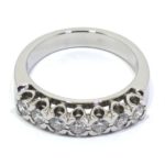 Alianza de oro blanco 18k con 7 diamantes en corona