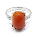 Anillo de oro blanco 18k con Coral cabujon