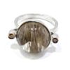 Anillo de oro blanco 18k con cuarzo rutilo y 2 diamantes brown
