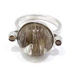 Anillo de oro blanco 18k con cuarzo rutilo y 2 diamantes brown