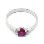 Anillo de oro blanco 18k con rubí redondo y 2 brillantes