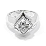 Anillo de oro blanco 18k y diamantes en piramide