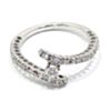 Anillo de oro blanco con 24 diamantes y diamante solitario