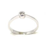 Anillo solitario oro blanco 18K diamante talla brillante 0,05 ct en chaton
