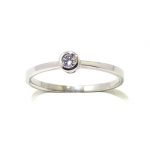 Anillo solitario oro blanco 18K diamante talla brillante en chaton 0,05 ct