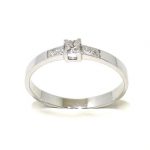 Anillo solitario oro blanco 18K diamante talla princesa 0,12 ct con diamantes