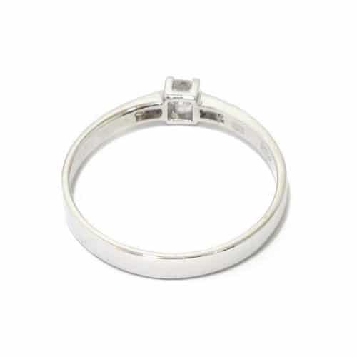 Anillo solitario oro blanco 18K diamante talla princesa 0,12 ct con diamantes