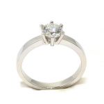 Anillo solitario oro blanco 18K con diamante talla brillante 0,65ct