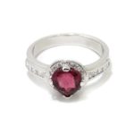 Anillo con rubelita y diamantes oro blanco