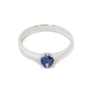 Anillo zafiro corazón oro blanco