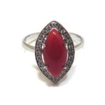 Anillo oro blanco con coral y diamantes