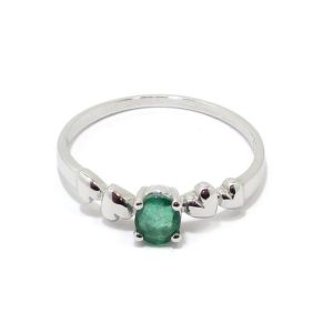 Anillo esmeralda corazones oro blanco