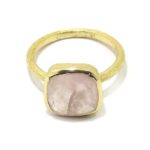 Anillo plata dorada cuarzo rosa cuadrado