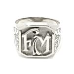 Anillo sello cuadrado relieve Inciales oro blanco