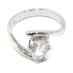 Anillo solitario oro blanco diamante pera 1.37ct