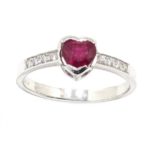 Anillo rubi corazón oro blanco brillantes