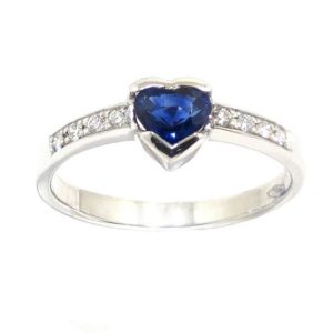 Anillo zafiro corazón oro blanco brillantes