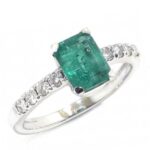 Anillo esmeralda 8x6 diamantes oro blanco
