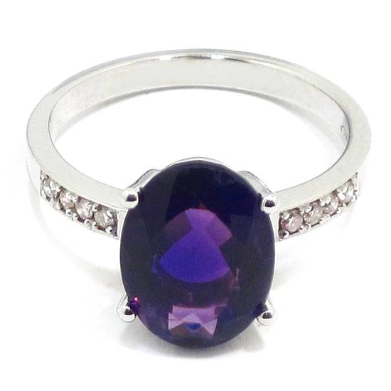 Anillo amatista oval 11x8 diamantes oro