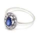 Anillo zafiro oval 6x4 diamantes oro